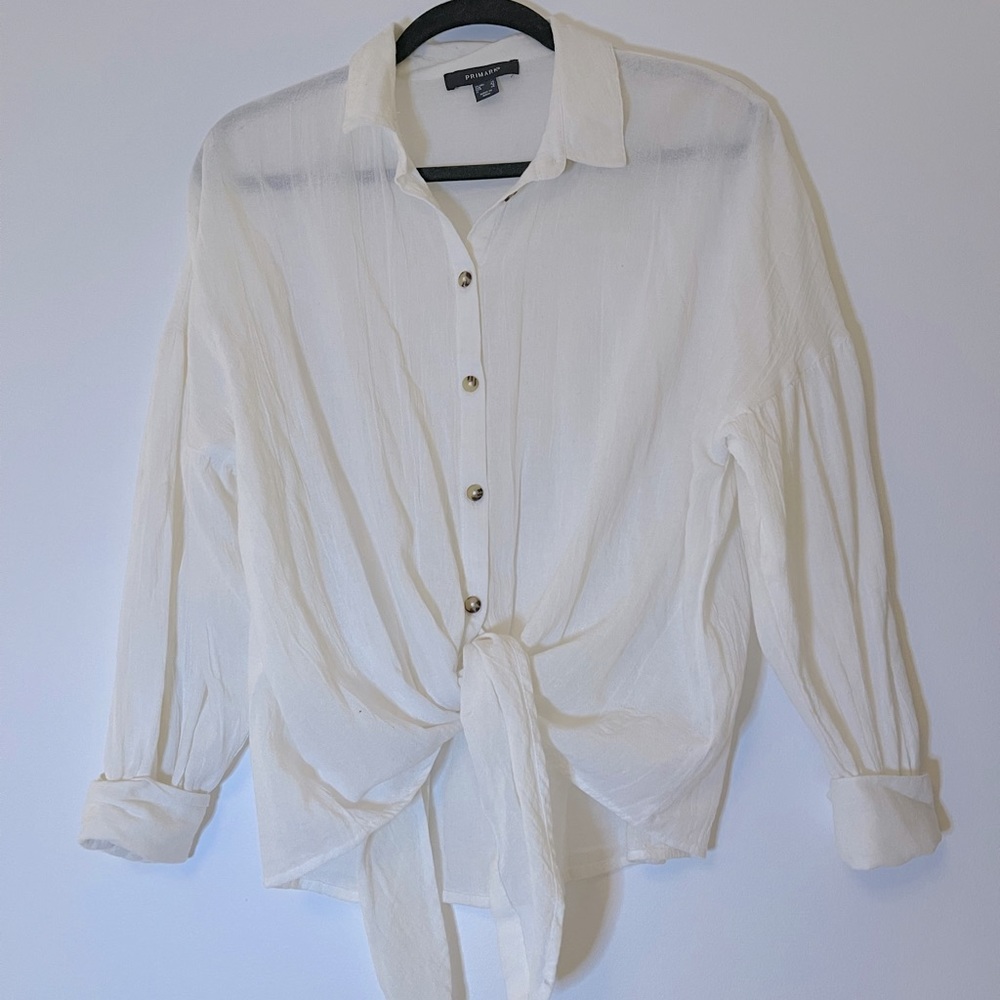 M/L: Cream beachy button up shirt with tied bottom